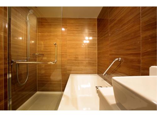 名古屋名古屋可信白河酒店的带浴缸、水槽和淋浴的浴室