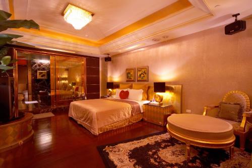 台北薇閣旅館-林森館的一间酒店客房 - 带一张床和一间浴室