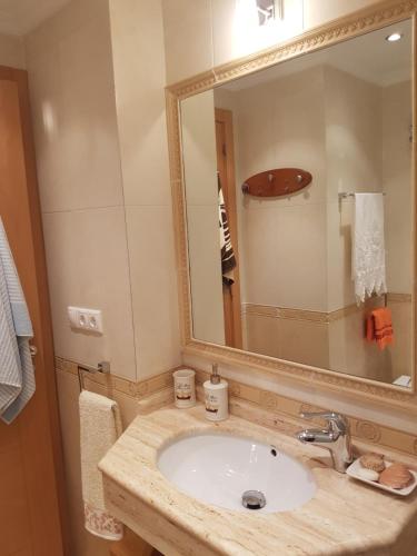 加的斯Brisas Cayetano的一间带水槽和大镜子的浴室