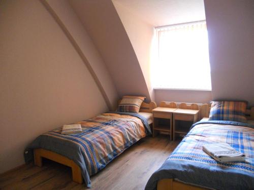 Rude Pusmuižas CentrsVētras的带窗户的客房内设有两张单人床。