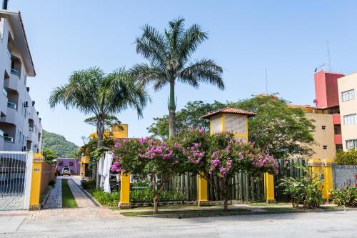 弗洛里亚诺波利斯Cabanas da Lua的城市里种满鲜花和棕榈树的围栏