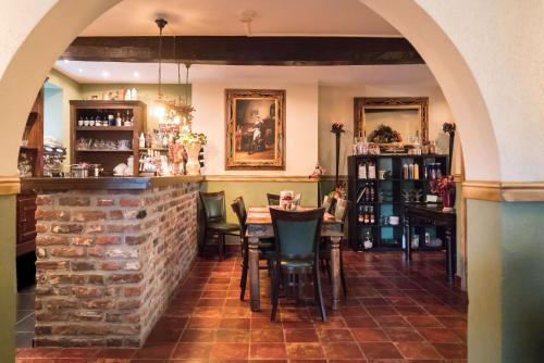 古尔彭哈斯特莱之门的餐厅设有砖墙和桌椅