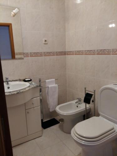 阿威罗Lovely Apartment Aveiro的浴室配有白色卫生间和盥洗盆。