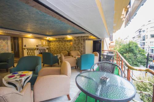 伊斯坦布尔贝斯特酒店的阳台配有桌椅。