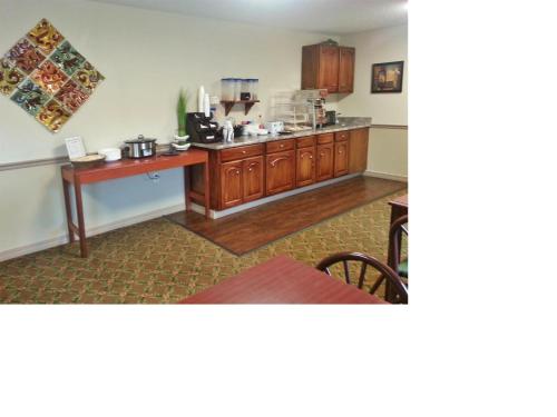毛米勒美国最佳价值酒店及套房 - 小石城 - 茂美勒的一间厨房,在房间内配有柜台