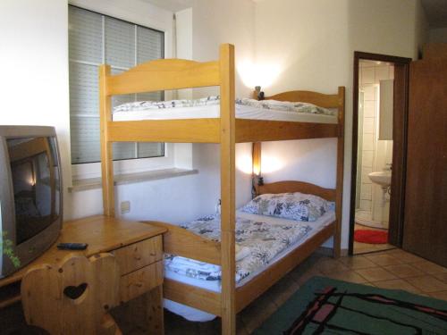 佐尔库戈斯特纳多梅恩旅馆客房内的一张或多张双层床