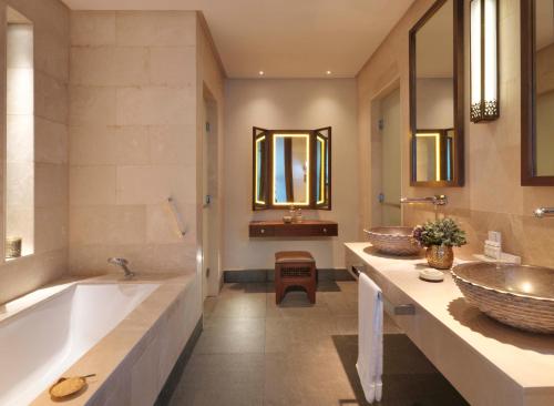 Al ‘Aqar绿山安纳塔拉度假酒店的一间带两个盥洗盆和大浴缸的浴室
