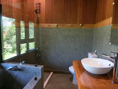 鱼池乡日月潭明宿的浴室配有白色水槽和卫生间。