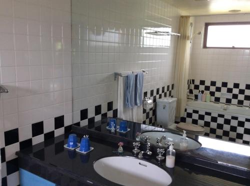 西表岛玛雅古斯库度假酒店的一间带水槽和卫生间的浴室