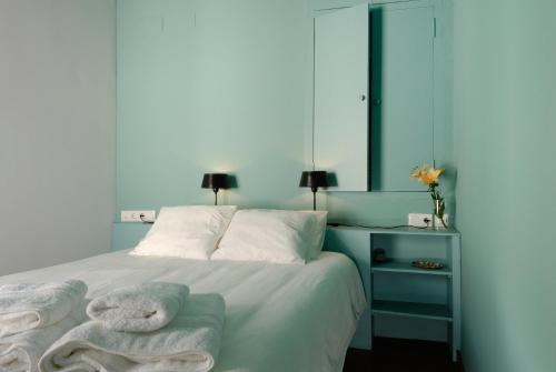 科尔多瓦拉霍格拉公寓的一间卧室配有带毛巾的床