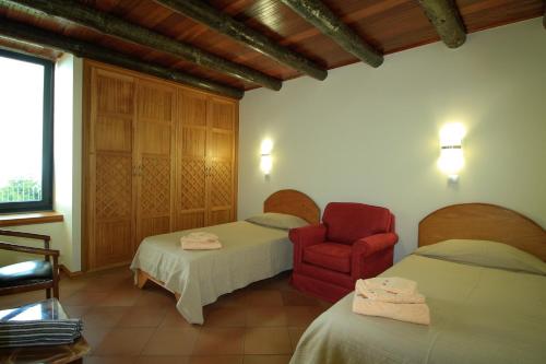 莫尼兹港Cottage Ocean View的一间卧室配有两张床和红色椅子
