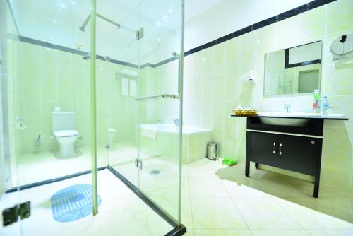 基加利The Manor Hotel的带淋浴、盥洗盆和卫生间的浴室