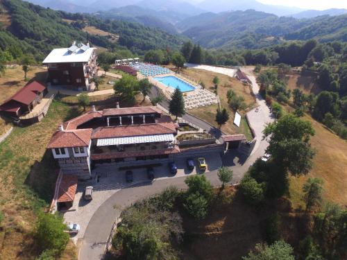 兹拉托格勒Panorama Family Hotel的享有带游泳池的房屋的空中景致