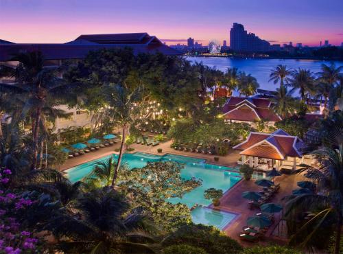 曼谷曼谷河畔安纳塔拉度假酒店的享有度假村游泳池的空中景致
