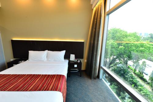 新加坡乌节路大臣酒店的酒店客房设有两张床和大窗户。