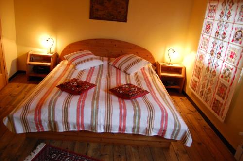 索尔波Casa de las Flores Sober Ribeira Sacra的一间卧室配有一张带两个枕头的床