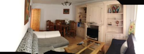 奇克拉纳－德拉弗龙特拉Chalet Merkal的客厅配有沙发和桌子