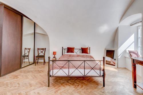 布拉格布拉格尼古拉公寓的一间卧室配有一张床和两把椅子