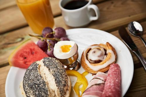 曲博伦Danhostel Thyborøn的包括鸡蛋面包和水果的早餐盘