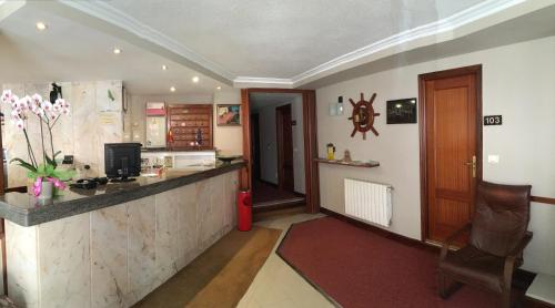乌迪亚莱斯堡隆达酒店的一间厨房,内设柜台和酒吧