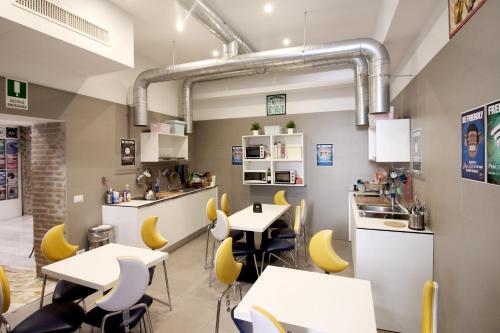 New Generation Hostel Rome Center餐厅或其他用餐的地方