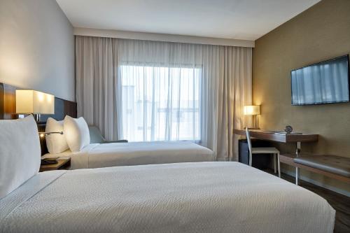 里约热内卢Intercity Rio de Janeiro Porto Maravilha的酒店客房设有两张床和窗户。