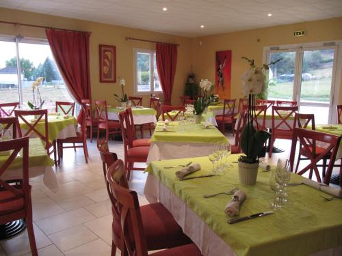 Saint-Pantaléon-de-Larche科伦姆比酒店的餐厅配有桌椅和绿色的桌布