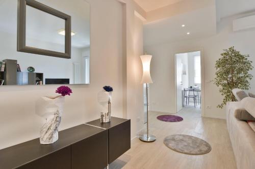 博洛尼亚UR-NEST Vestri - Golden Suite的客厅配有沙发和桌子