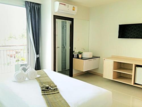 高兰The Wings Boutique Hotels Krabi Ko Lanta的酒店客房,配有床和电视