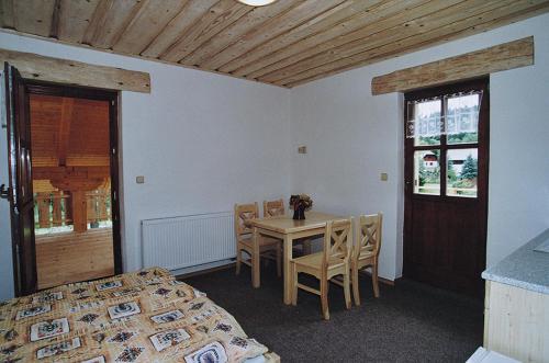 库波瓦霍特克洛泽膳食公寓酒店的一间卧室配有桌子、床和桌椅