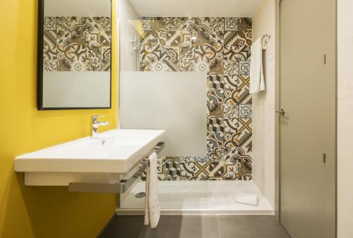 梅里达伊伦尼安拉斯洛马斯酒店的一间带水槽和淋浴的浴室