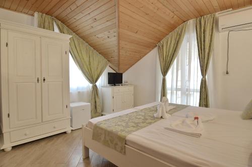 埃尔埃尼塔Casa Marina的一间卧室设有一张大床和一个大窗户