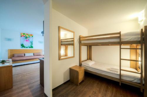 禅尼图德波特斯阿尔萨斯公寓式酒店 客房内的一张或多张双层床