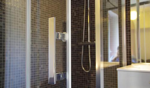 欧坦Le Petit St Lazare的带淋浴的浴室和玻璃门