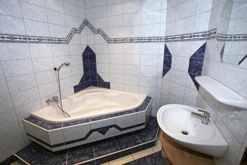 克查赫萨宾公寓酒店的带浴缸、卫生间和盥洗盆的浴室