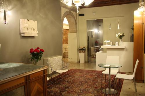 威尼斯阿尔贝戈阿尔提埃波罗酒店的一间厨房,里面配有桌椅