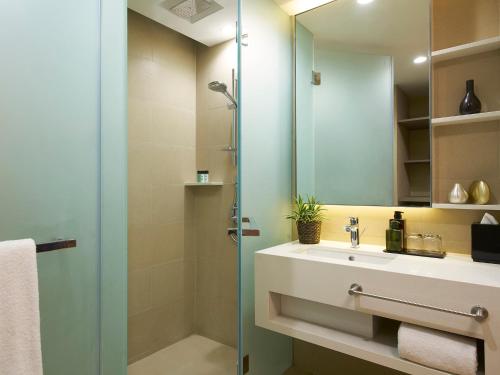 新加坡Oasia Residence Singapore by Far East Hospitality的一间带水槽、淋浴和镜子的浴室