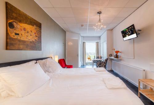 莱尔丹绿意住宿加早餐旅馆的卧室配有一张白色大床