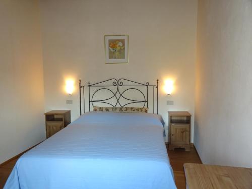 Cincelli沃尔托迪科尔内利奥酒店的一间卧室配有白色床和2个床头柜