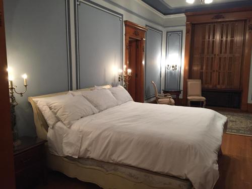 雷丁中心公园住宿加早餐旅馆的一间卧室配有一张带白色床单的大床