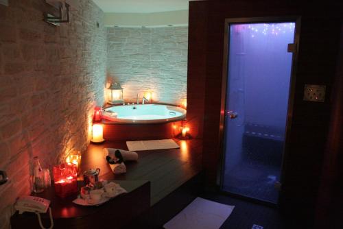 摩德纳迪-坎皮格里奥水晶皇宫酒店的浴室配有带灯的浴缸。