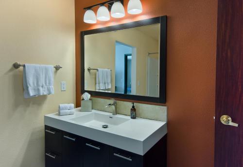 斯波坎谷斯波坎谷牛津套房酒店的浴室设有白色水槽和镜子