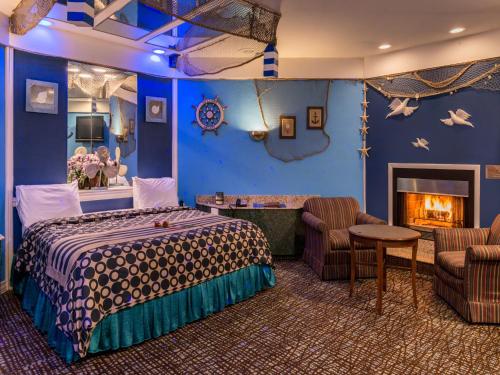 本赛霖姆Inn of The Dove Romantic Luxury & Business Suites的酒店客房配有一张床和一个壁炉。