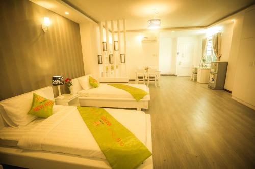 土龙木市新公寓式酒店的酒店客房带两张床和一个客厅