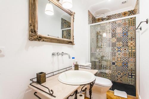 里斯本里斯本上城芭提奥博阿文图拉公寓的一间带水槽和镜子的浴室