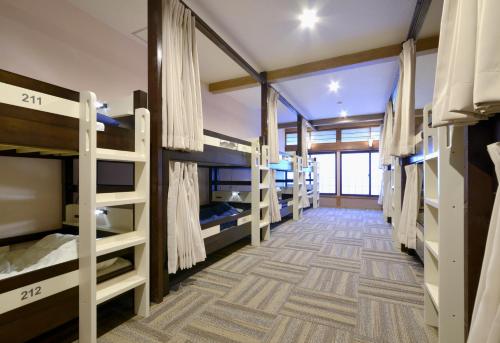 禅旅舍客房内的一张或多张双层床