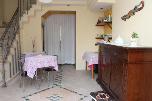 阿西亚罗利L'incanto del mare的客厅设有两张桌子和楼梯