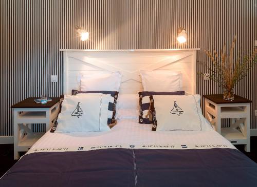 勒图凯-巴黎普拉日昂帕酒店的卧室配有一张带白色床单和枕头的大床。