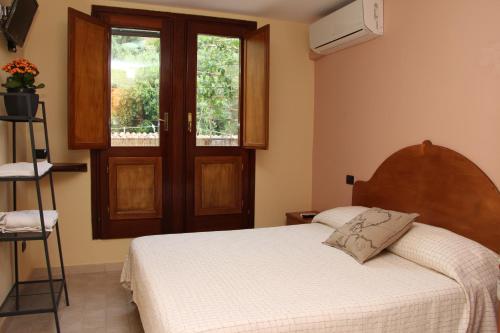 阿西亚罗利L'incanto del mare的卧室配有白色的床和窗户。