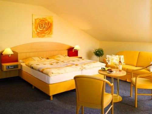 Mainhardt晓晨酒店的酒店客房设有一张大床和一张沙发。